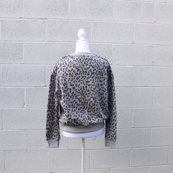 Wild and cozy Leopard Print crewneck sweatshirt - Picture 4 of 4